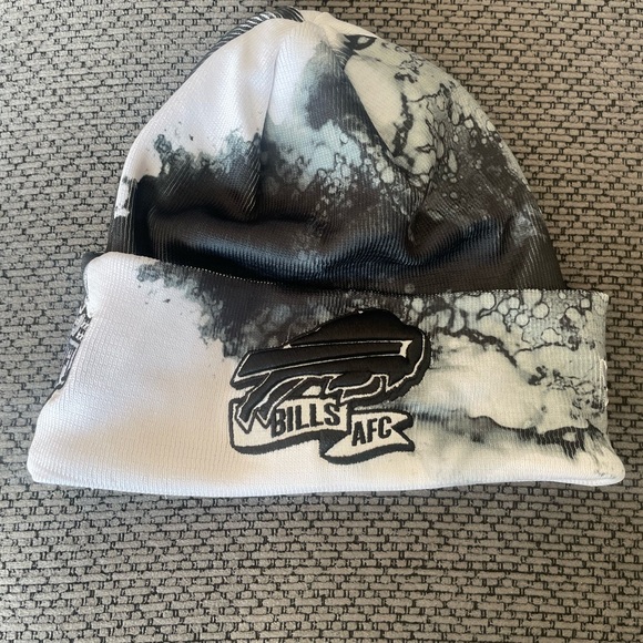 Men's Buffalo Bills New Era Black 2022 Sideline Ink Dye Tonal Cuffed Knit Hat - Picture 1 of 4